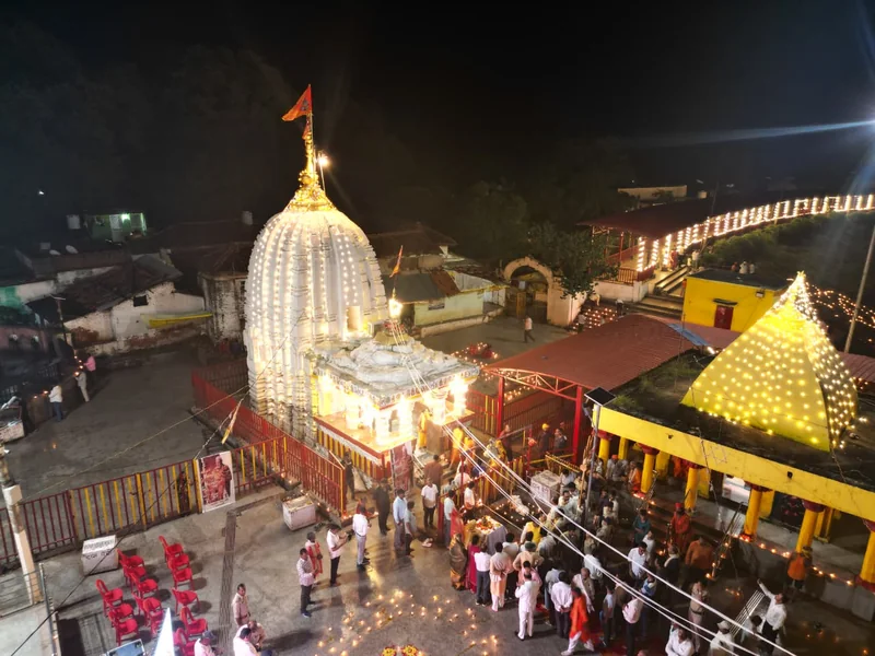 सेवा संकल्प अभियान में दीपों से जगमगाया मऊगंज, देवतालाब में 51 हजार दीपों से आलोकित हुआ शिव मंदिर परिसर