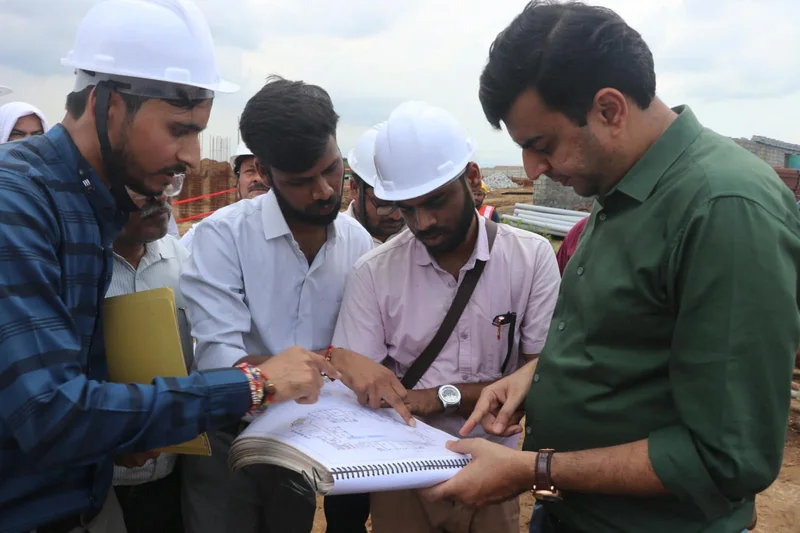 श्रमिकों को समय पर करें पारिश्रमिक भुगतान, कराए चरित्र सत्यापन:- कलेक्टर