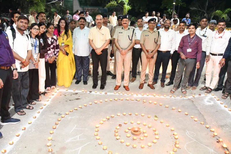 अशोकनगर रेलवे स्टेशन पर आशीर्वाद का दीया कार्यक्रम अंतर्गत दीप प्रज्वलवन कार्यक्रम आयोजित दीपों की रोशनी से…