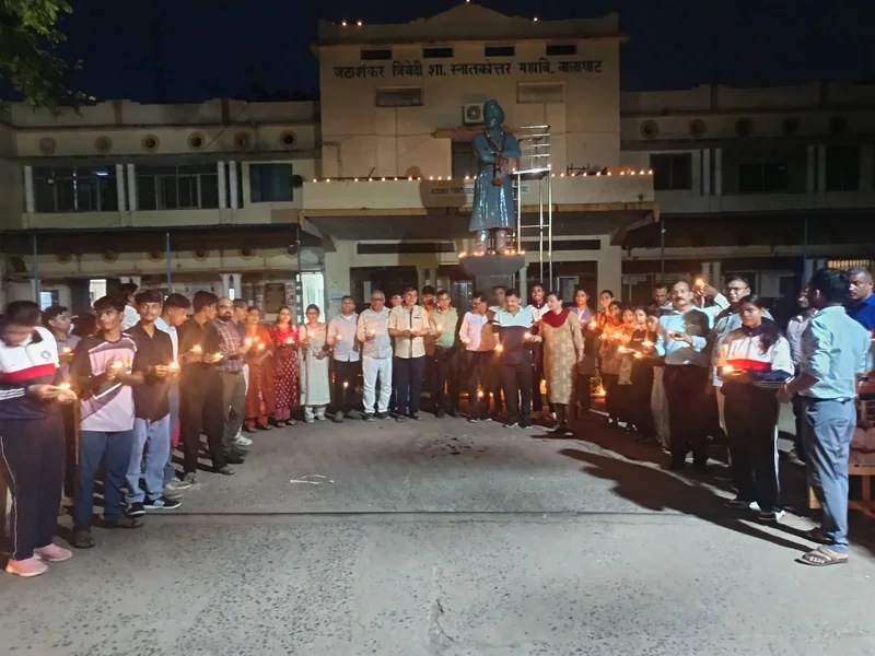आशीर्वाद के दीयों से जगमगाया महाविद्यालय परिसर, लिया सेवा का संकल्प