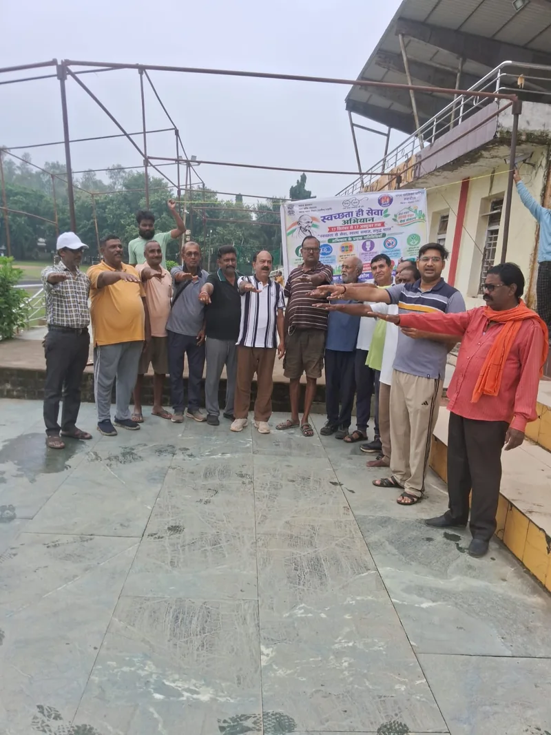 स्टेडियम में प्रातः भ्रमण करने वाले नागरिकों को स्वच्छता के प्रति किया जागरूक