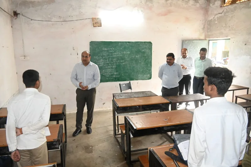 जन विश्वास अभियान के तहत संभागायुक्त श्री धनंजय सिंह ने बरगी ब्लॉक में शासकीय संस्थाओं का किया निरीक्षण