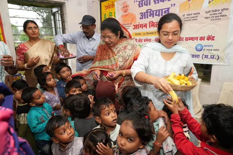 बच्चों के साथ आत्मीय संवाद कर उनकी मुस्कान का हिस्सा बनीं मंत्री श्रीमती संपतिया उइके