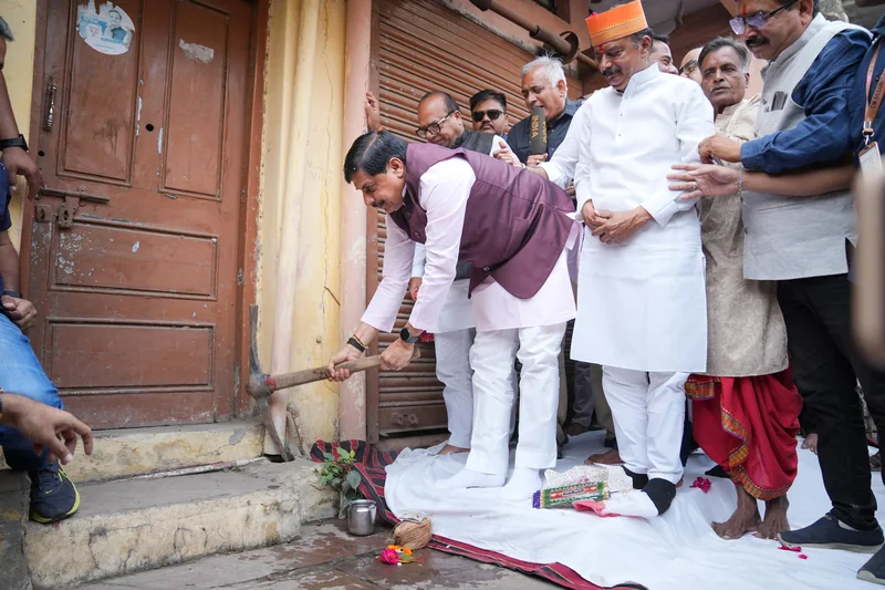 मुख्यमंत्री डॉ. यादव ने खुद अपने पैतृक मकान पर गेती चलाकर सिंहस्थ के लिए सड़क चौड़ीकरण कार्य के लिए प्रस्तुत…