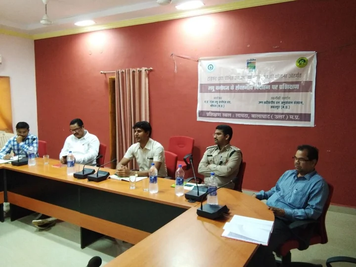बालाघाट के लामता में हर्रा संग्रहण कार्यशाला में बैठे प्रतिभागी और वक्ता