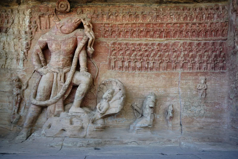 उदयगिरि गुफा 5 में विशाल वराह आकृति के चारों ओर उकेरे गए छोटे देव और मानव समूह